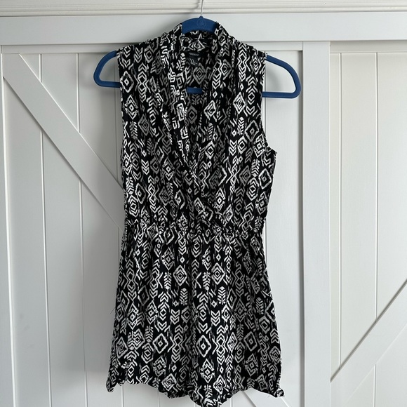EUC Forever 21 Black & White  Sleeveless Short Romper Sz Medium - Picture 1 of 5